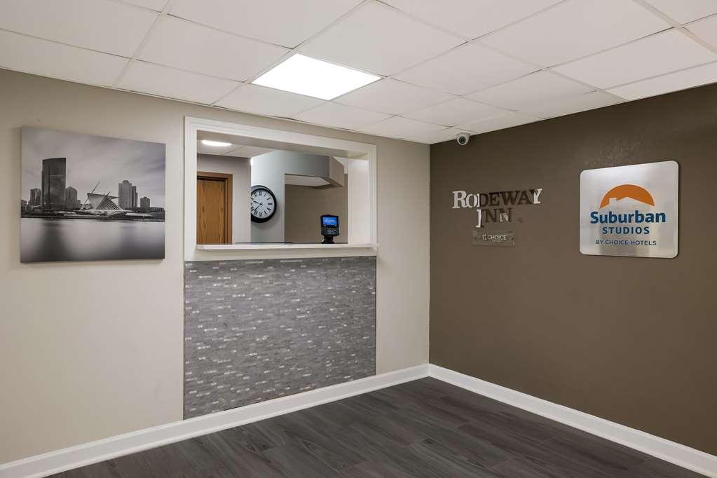 Suburban Studios Milwaukee Airport Интерьер фото